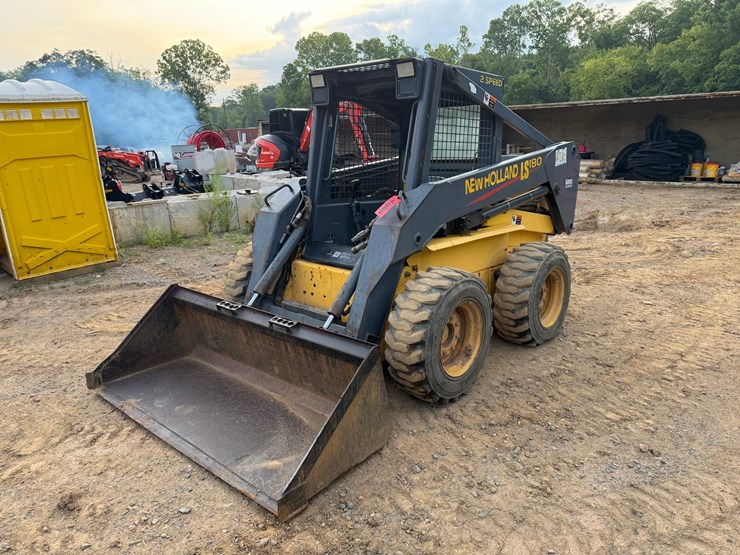 #4069-•-new-holland-ls180-wheeled-skid-steer-image-1