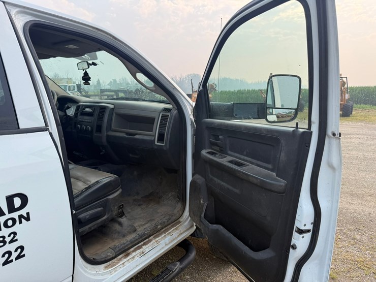 2011-dodge-3500-image-26