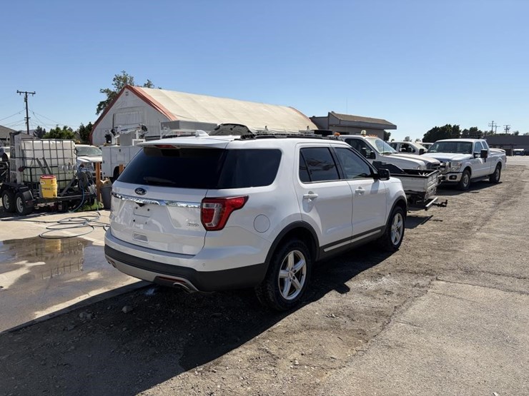 2017-ford-explorer-xlt-image-3