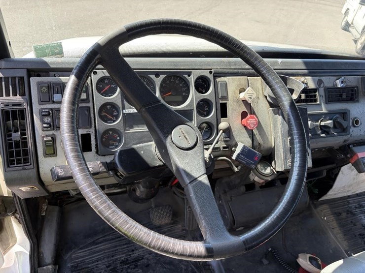 2000-freightliner-fl80-service-utility-truck-image-31