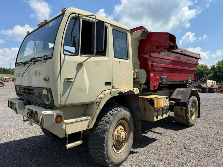 #95-•-1995-lmtv-m-1078-single-axle-silage-truck-image-1