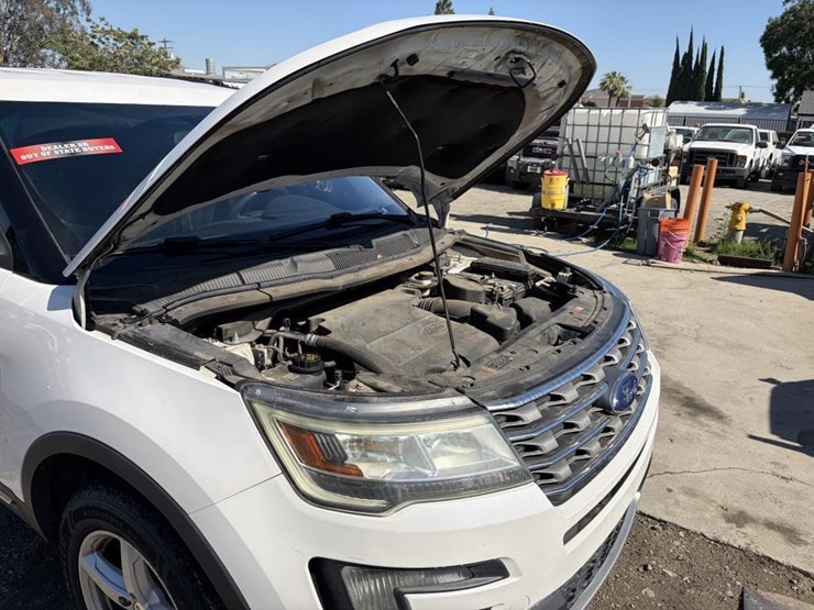 2017-ford-explorer-xlt-image-11