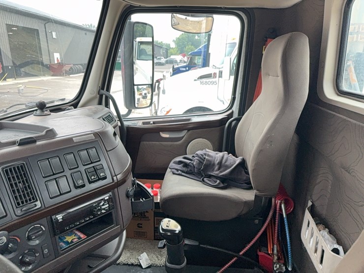 2015-volvo-day-cab-semi-image-45