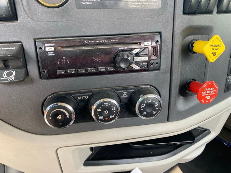 2019-peterbilt-579-image-63