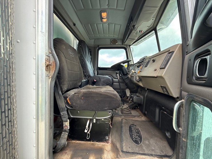 2007-peterbilt-335-image-76
