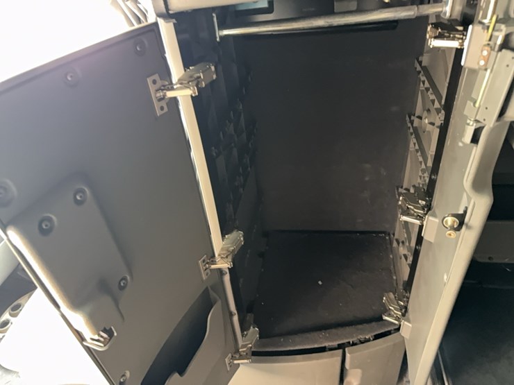 2019-volvo-vnl860-sleeper-cab-semi-image-84