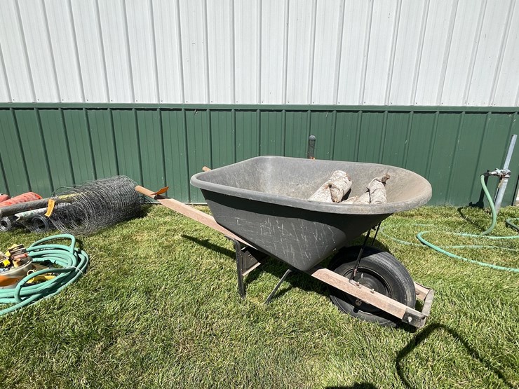 #2154-•-true-temper-wheelbarrow-image-1