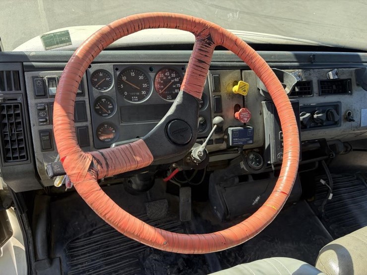 2000-freightliner-fl80-service-utility-truck-image-24