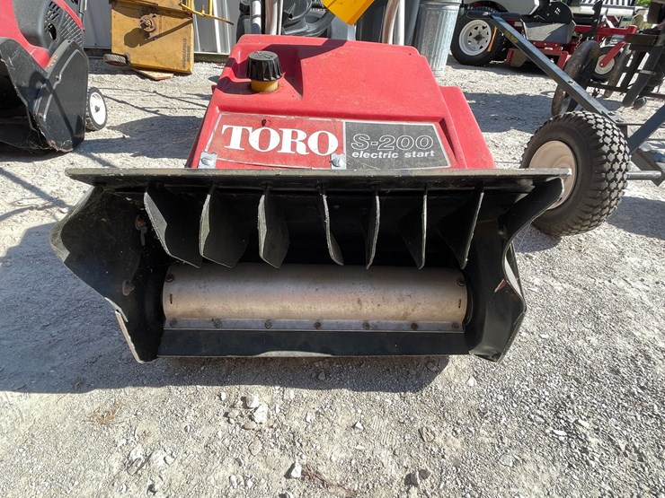 #2124-•-toro-s-200-snow-thrower-image-2