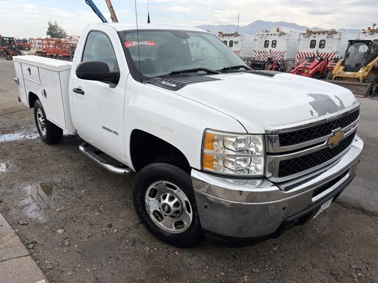 2013-chevrolet-silverado-2500-image-2