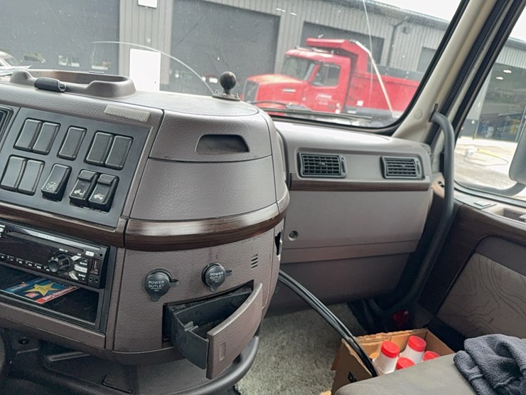 2015-volvo-day-cab-semi-image-55