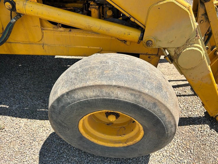 john-deere-610b-backhoe-image-11