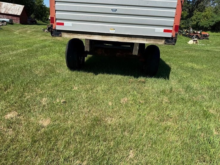 h&s-7+4-twin-auger-16'-forage-wagon-image-5