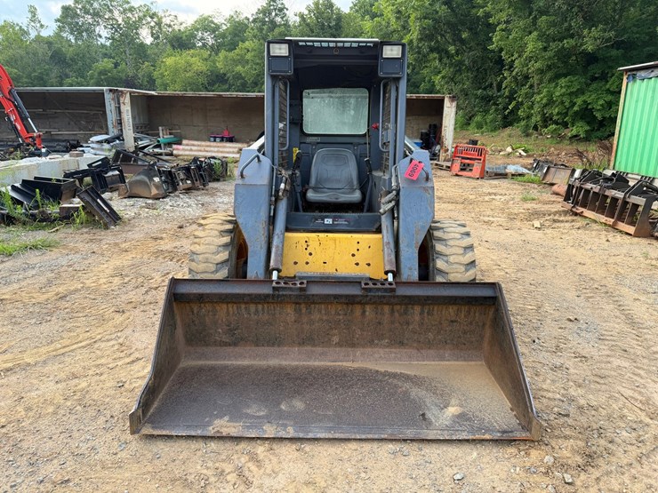#4069-•-new-holland-ls180-wheeled-skid-steer-image-8