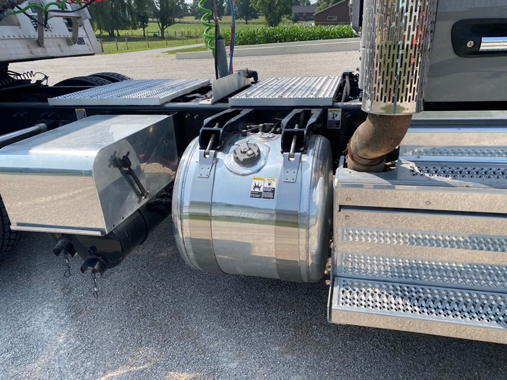 2019-peterbilt-579-image-13