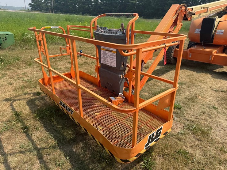 2012-jlg-600aj-image-12