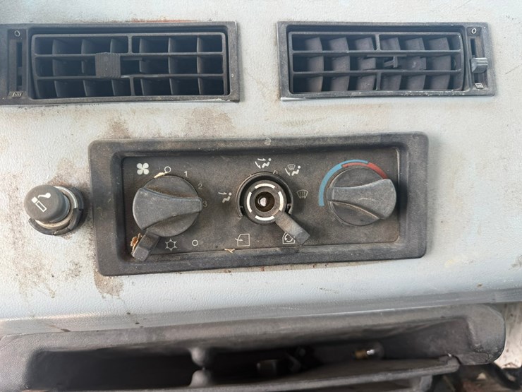 2000-freightliner-fl60-image-50