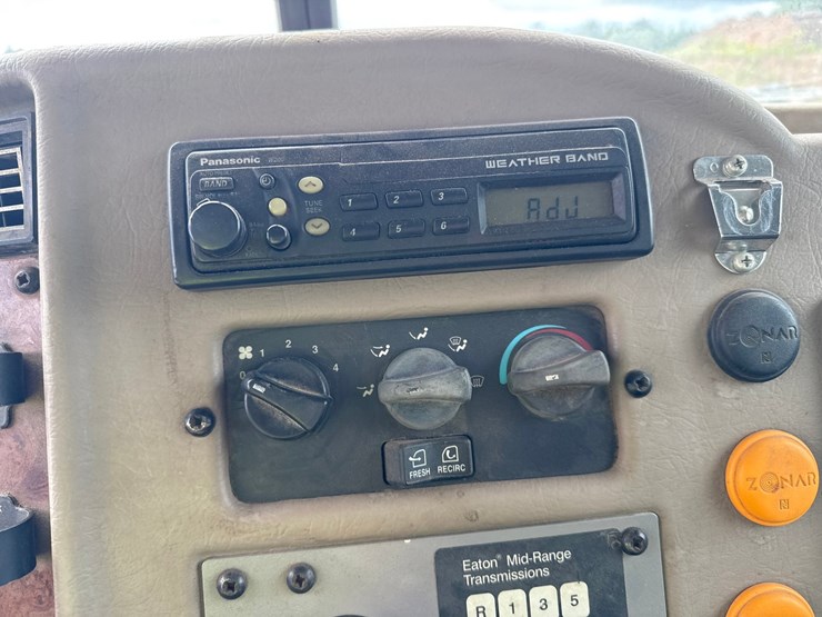 2007-peterbilt-335-image-82