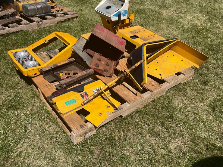 #2183-•-pallet-of-cub-cadet-lawn-tractor-parts-image-5