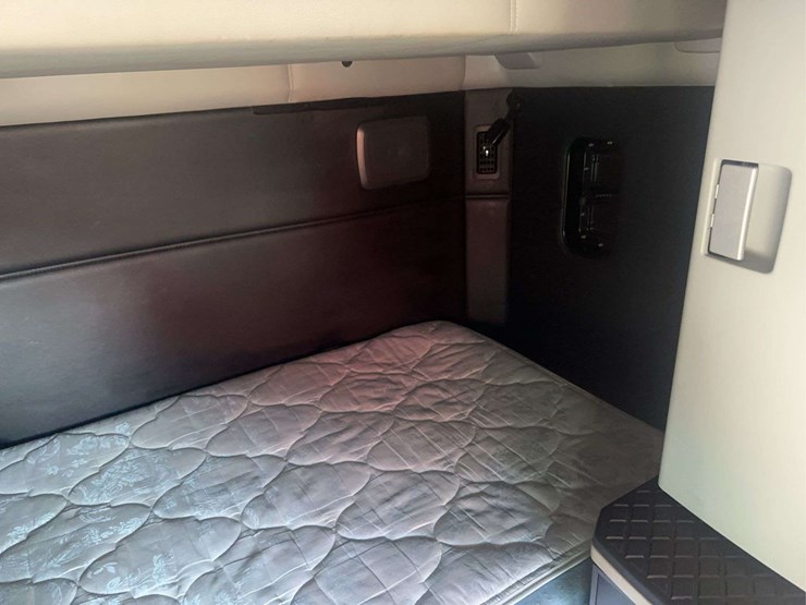 2022-kenworth-t680-image-30