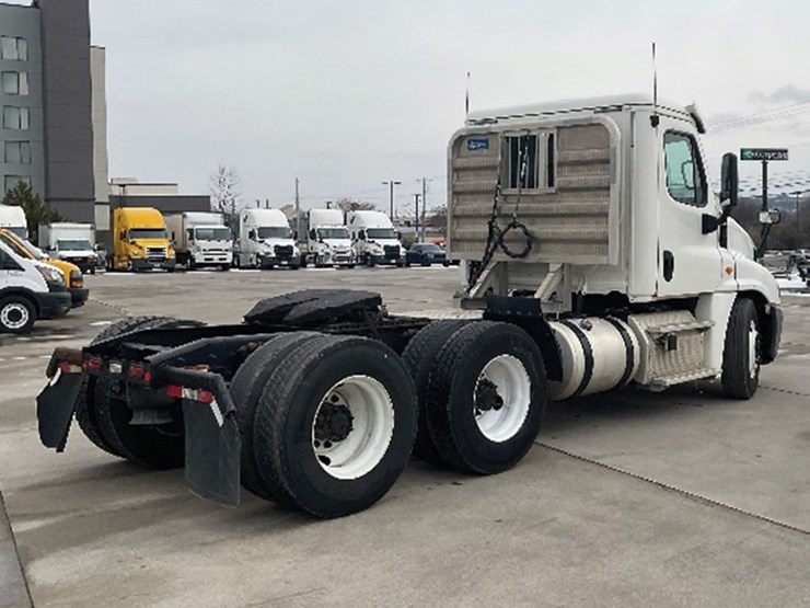 2018-freightliner-cascadia-125-image-2