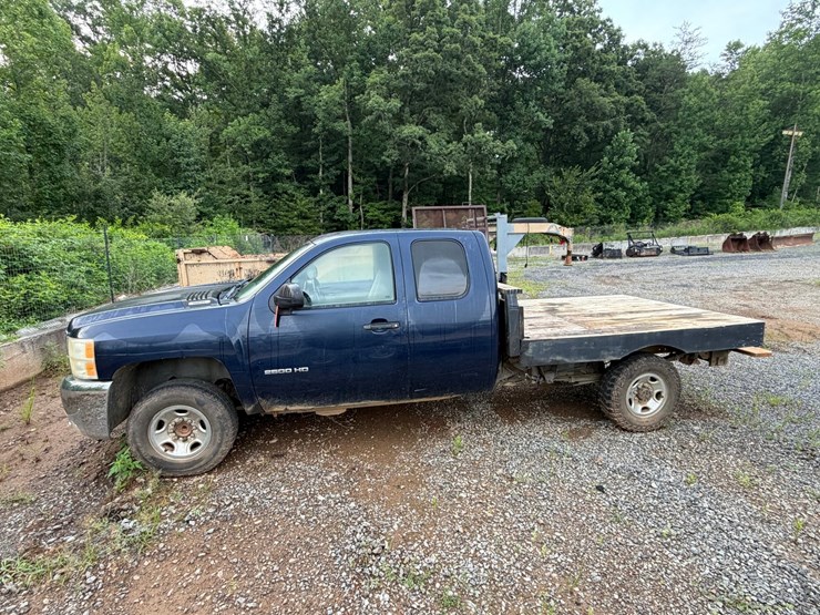 2010-chevrolet-2500-image-2