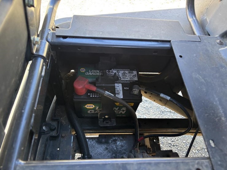 2014-john-deere-gator-xuv-550-image-21