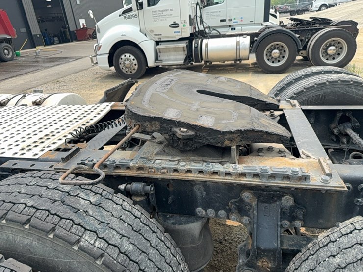 2015-volvo-day-cab-semi-image-26
