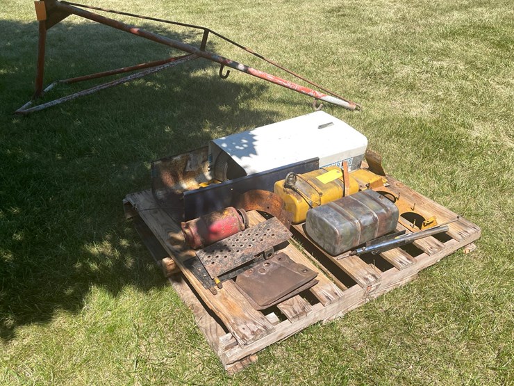 #2184-•-pallet-of-cub-cadet-lawn-tractor-parts-image-2