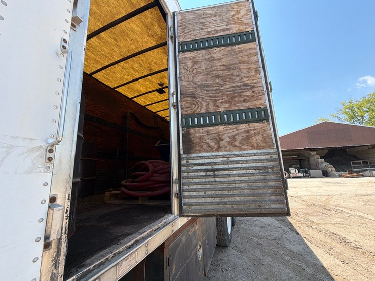 2000-freightliner-fl80-image-34