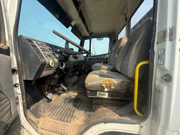 2000-freightliner-fl60-image-46