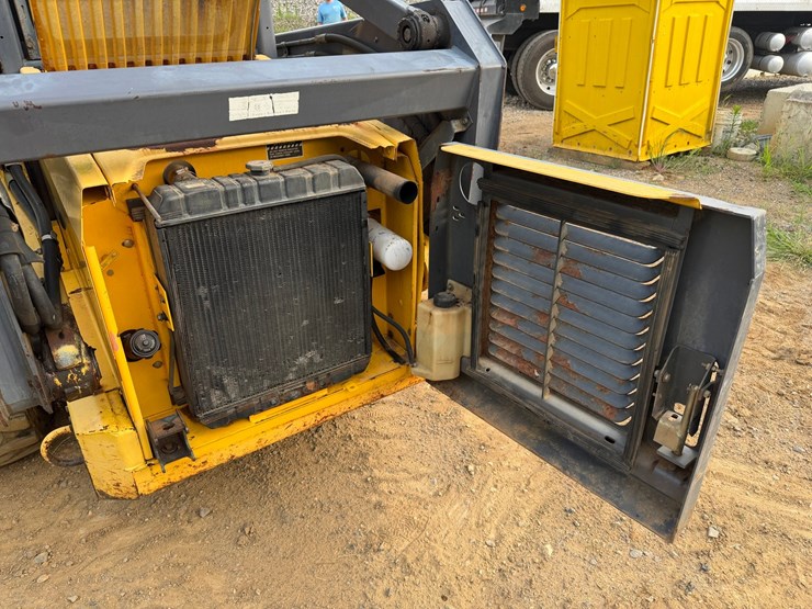 #4069-•-new-holland-ls180-wheeled-skid-steer-image-37