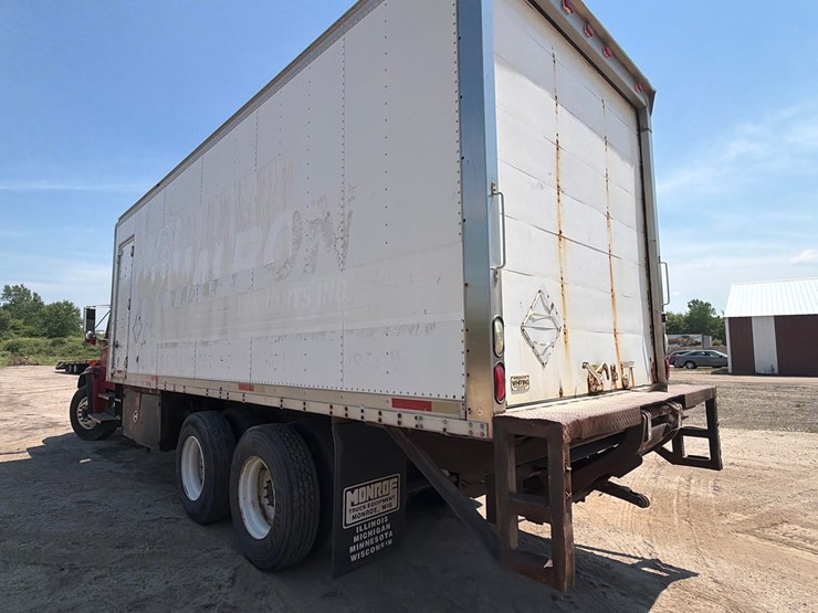 2000-freightliner-fl80-image-3
