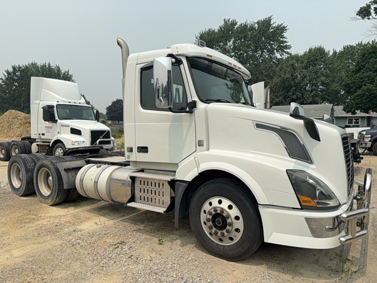 2015-volvo-day-cab-semi-image-8