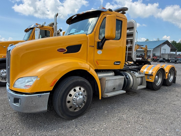 2015-peterbilt-579-image-1