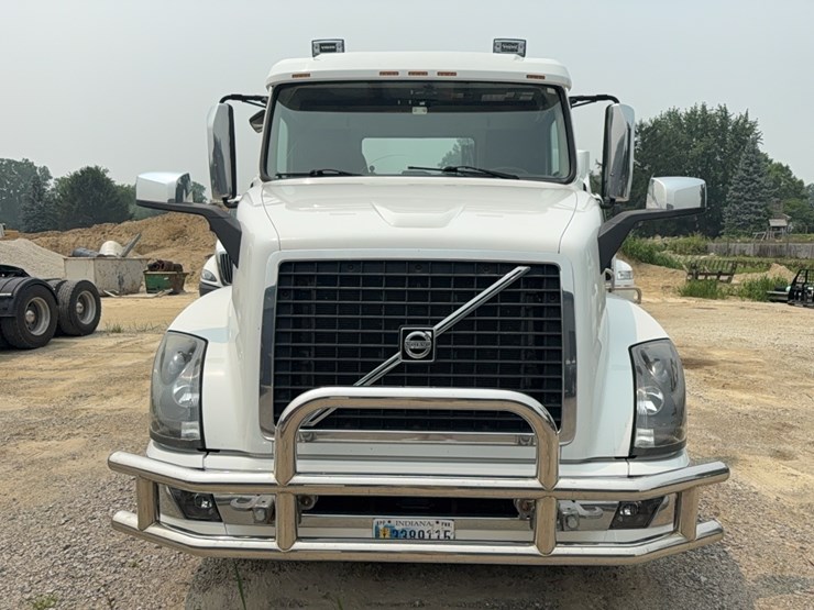 2015-volvo-day-cab-semi-image-2