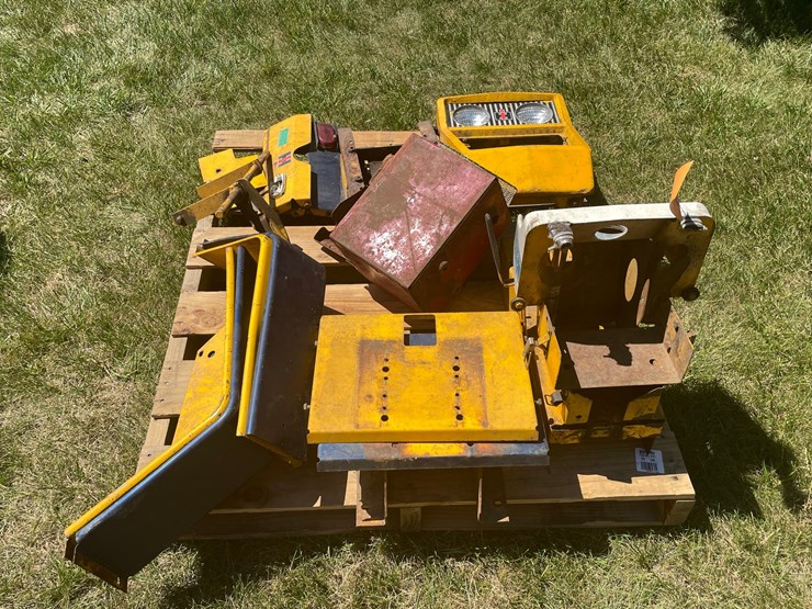 #2183-•-pallet-of-cub-cadet-lawn-tractor-parts-image-1