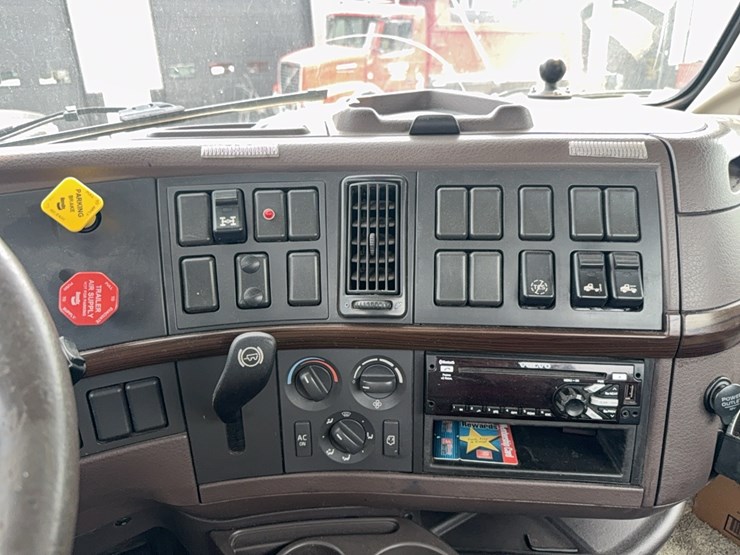 2015-volvo-day-cab-semi-image-49