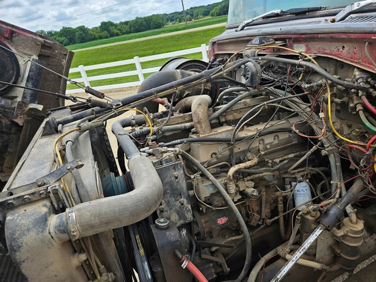1983-ford-9000-image-12