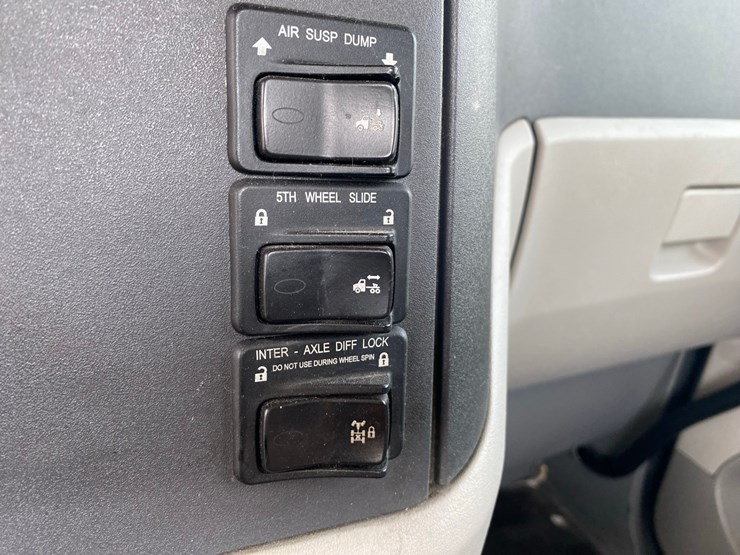 2019-peterbilt-579-image-76