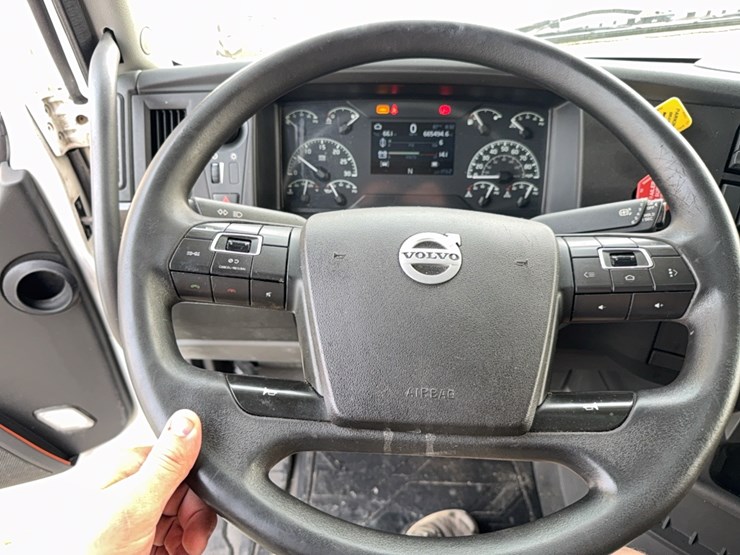 2019-volvo-vnl860-sleeper-cab-semi-image-51