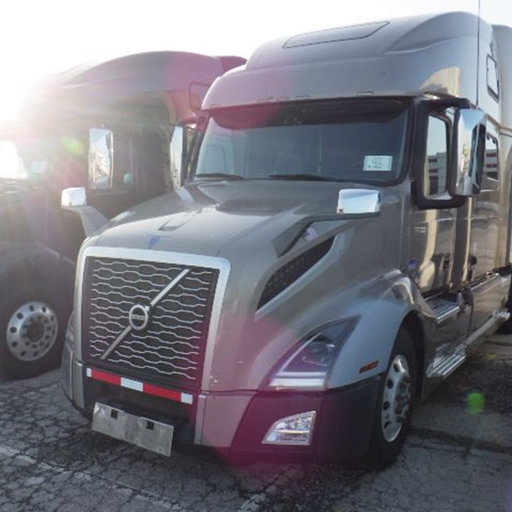 2021 VOLVO VNL860