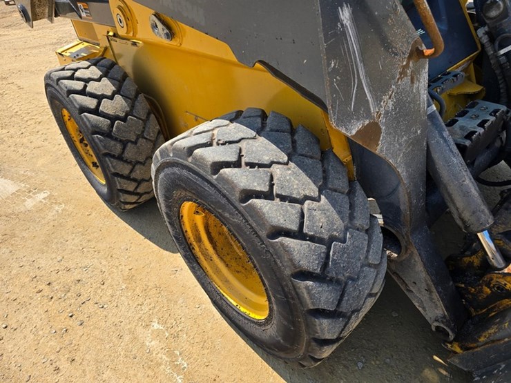 deere-330g-image-12