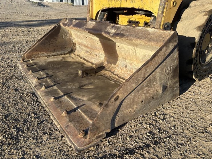 2014-caterpillar-226b3-image-10