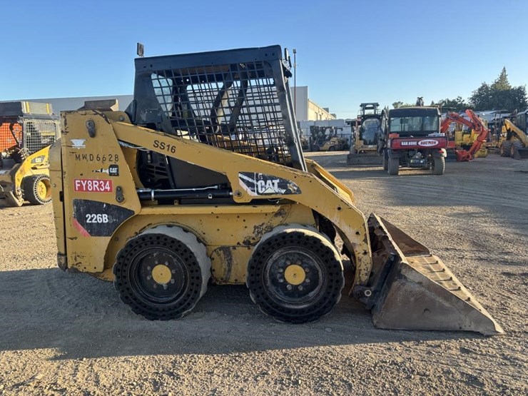 2014-caterpillar-226b3-image-7