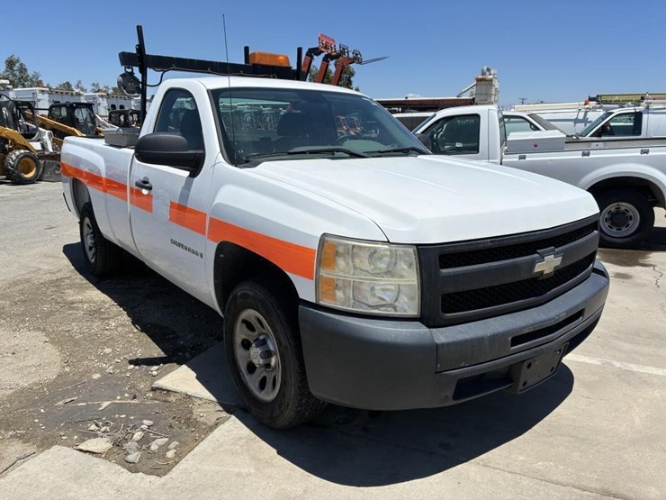 2009-chevrolet-silverado-pickup-truck-image-2