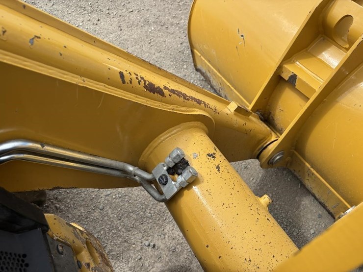 2022-caterpillar-430-image-14