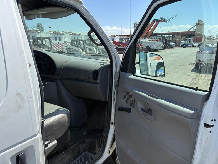 2001-ford-e350-image-12