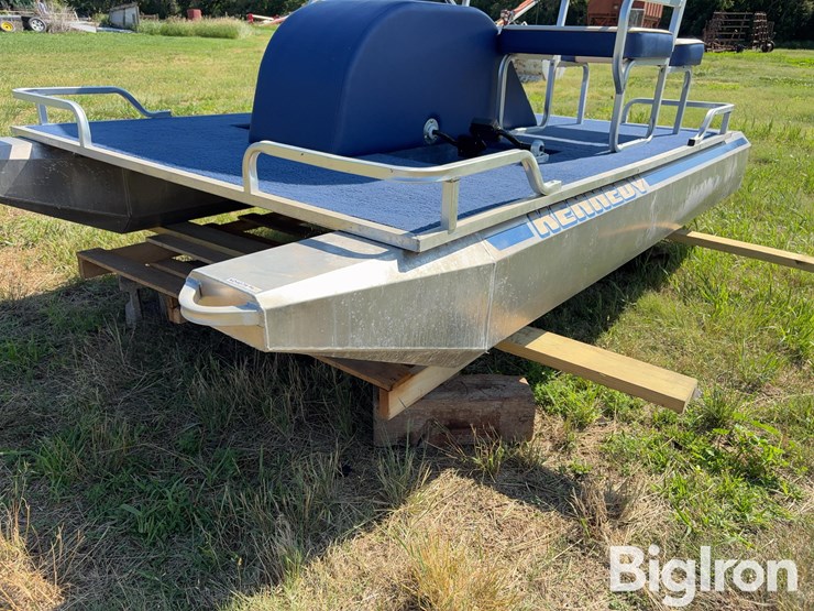 kennedy-10.5’-pedal-powered-pontoon-image-9
