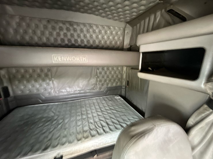 2017-kenworth-t660-image-65